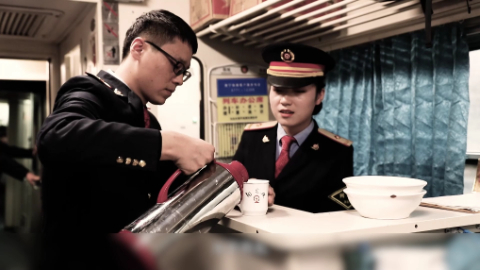 一杯热水，暖了几十年归途