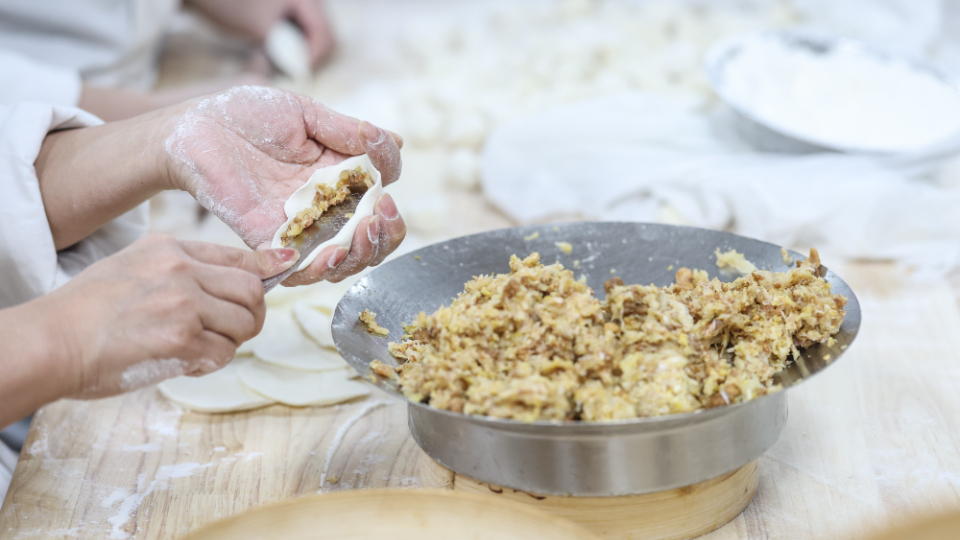 新春走基层丨“破五”吃福饺 热气衬年味