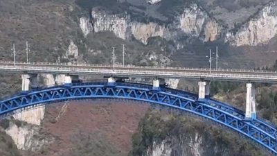 第一视角直击“云端”大桥守护现场！网友惊叹：“铁路人的高空坚守，安全感拉满！”