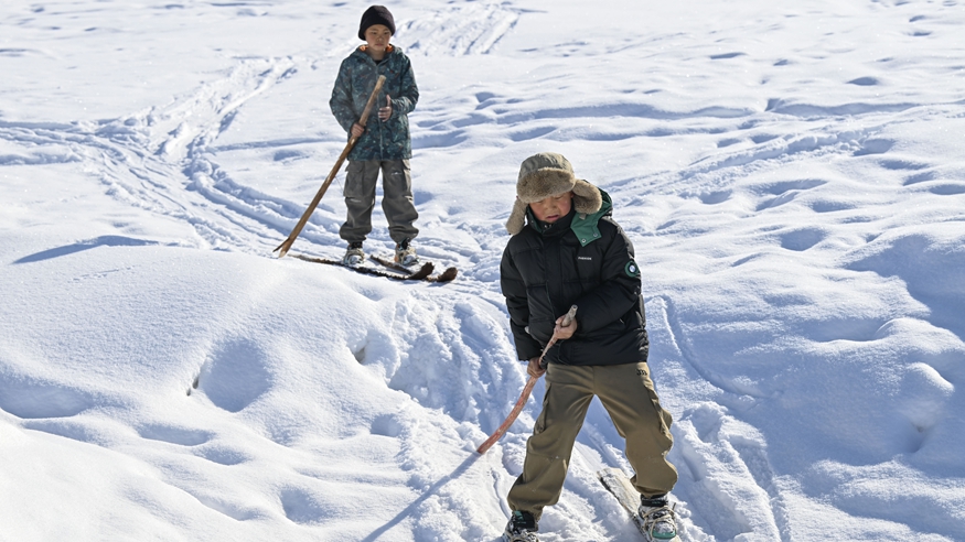 新春走基层·图片故事丨毛皮滑雪板：从文旅名片到电力巡线“神器”