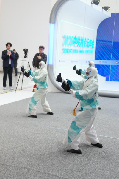 现场直击！机器人“炫技”中关村论坛年会