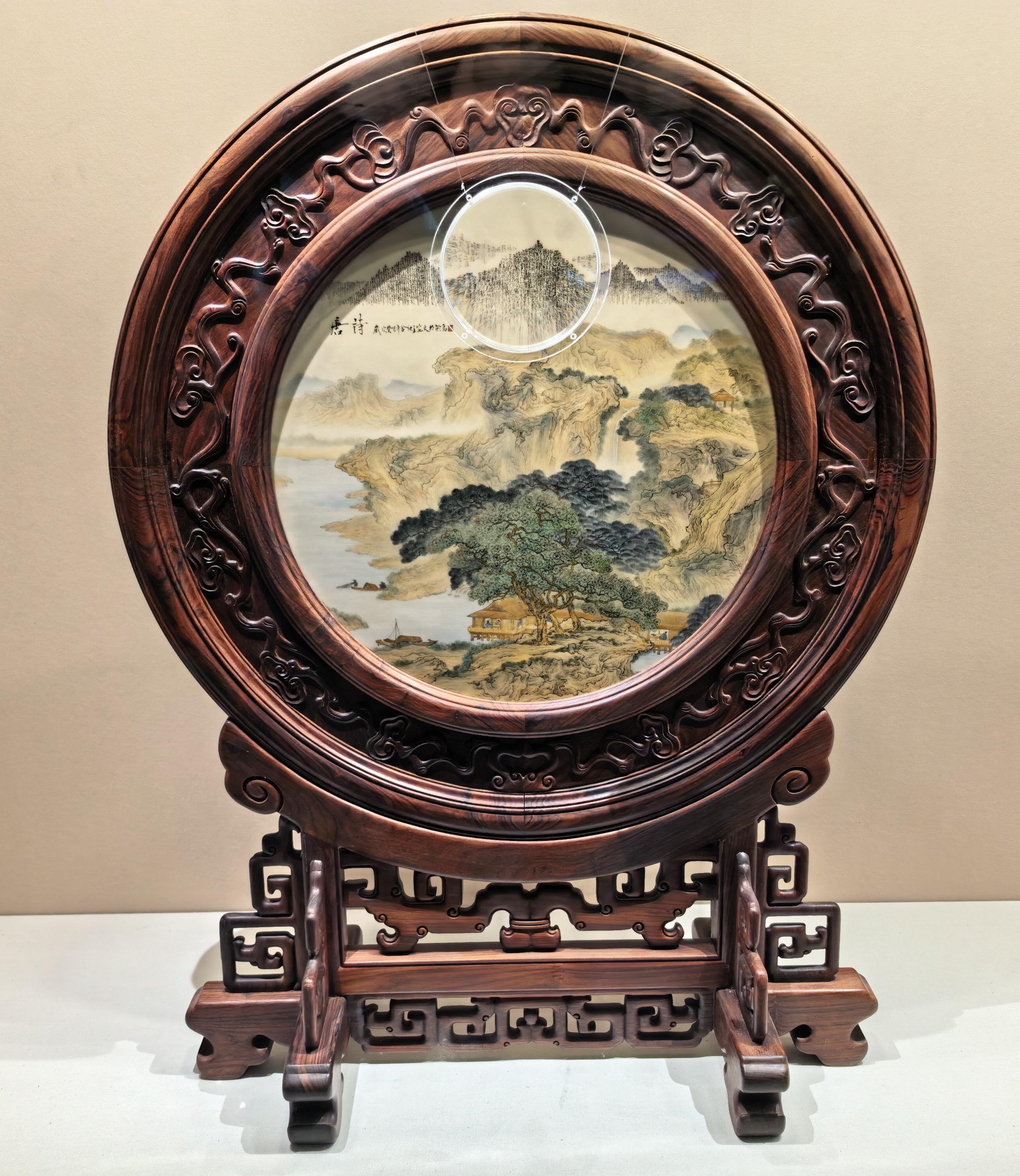 王芝文陶瓷微书作品《唐诗》——摄于广东非物质文化遗产馆 王芝文陶瓷微书作品《唐诗》——摄于广东非物质文化遗产馆