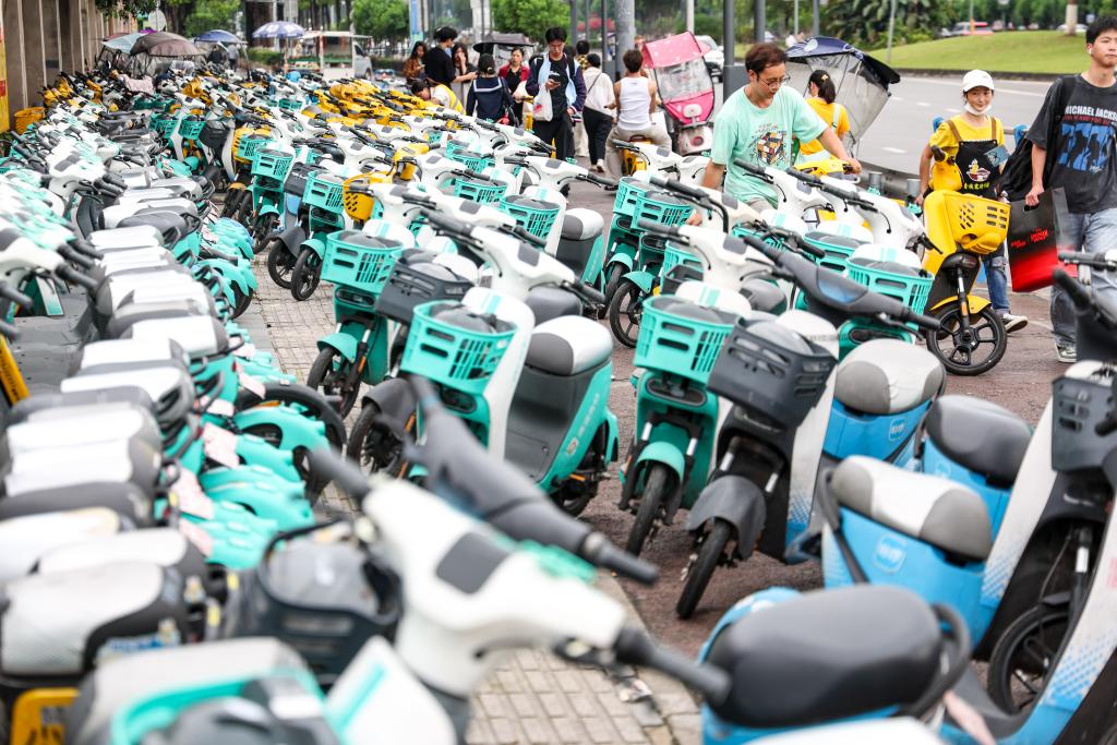 价格刺客、乱停乱放……共享单车乱象何解？