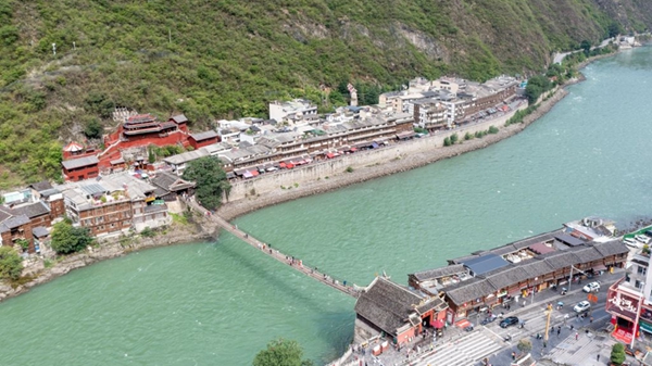 在泸定桥畔“重返”绝地突围的战斗岁月