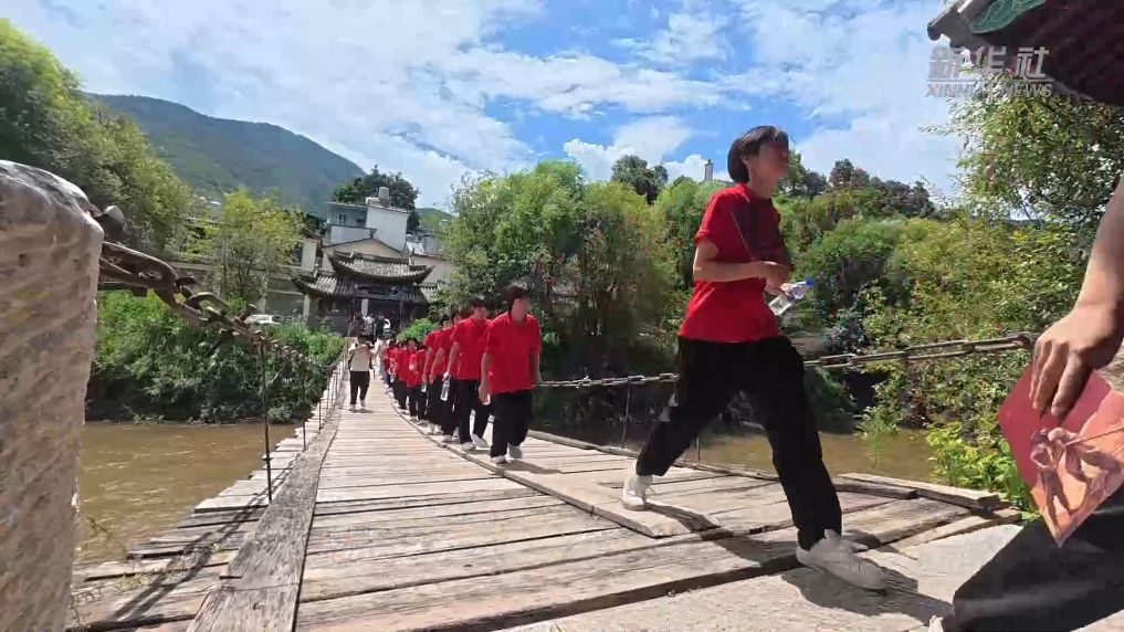 张桂梅带领华坪女高师生重走长征路