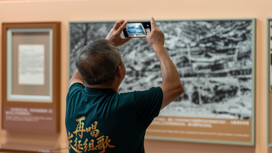 “伟大的远征——纪念中国工农红军长征胜利90周年主题展览”在京开幕