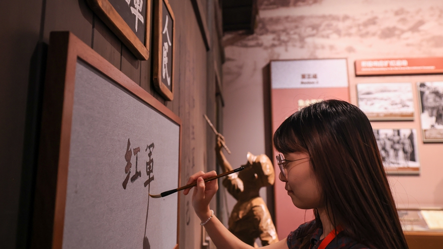 “伟大的远征——纪念中国工农红军长征胜利90周年主题展览”在京开幕