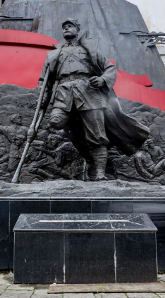 “独腿将军”靠什么爬过海拔4000米的雪山？