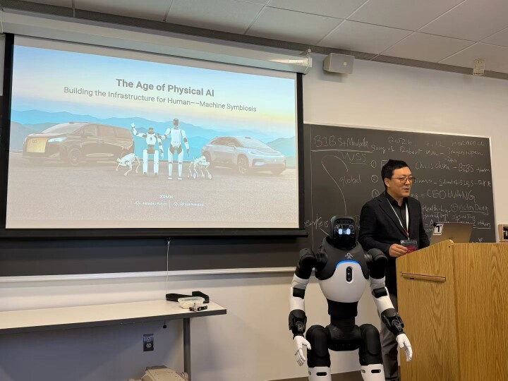 法拉第未来AI-Robotics联席CEO陈喆在哈佛大学科学中心演讲并展示具身智能机器人_商业头条网
