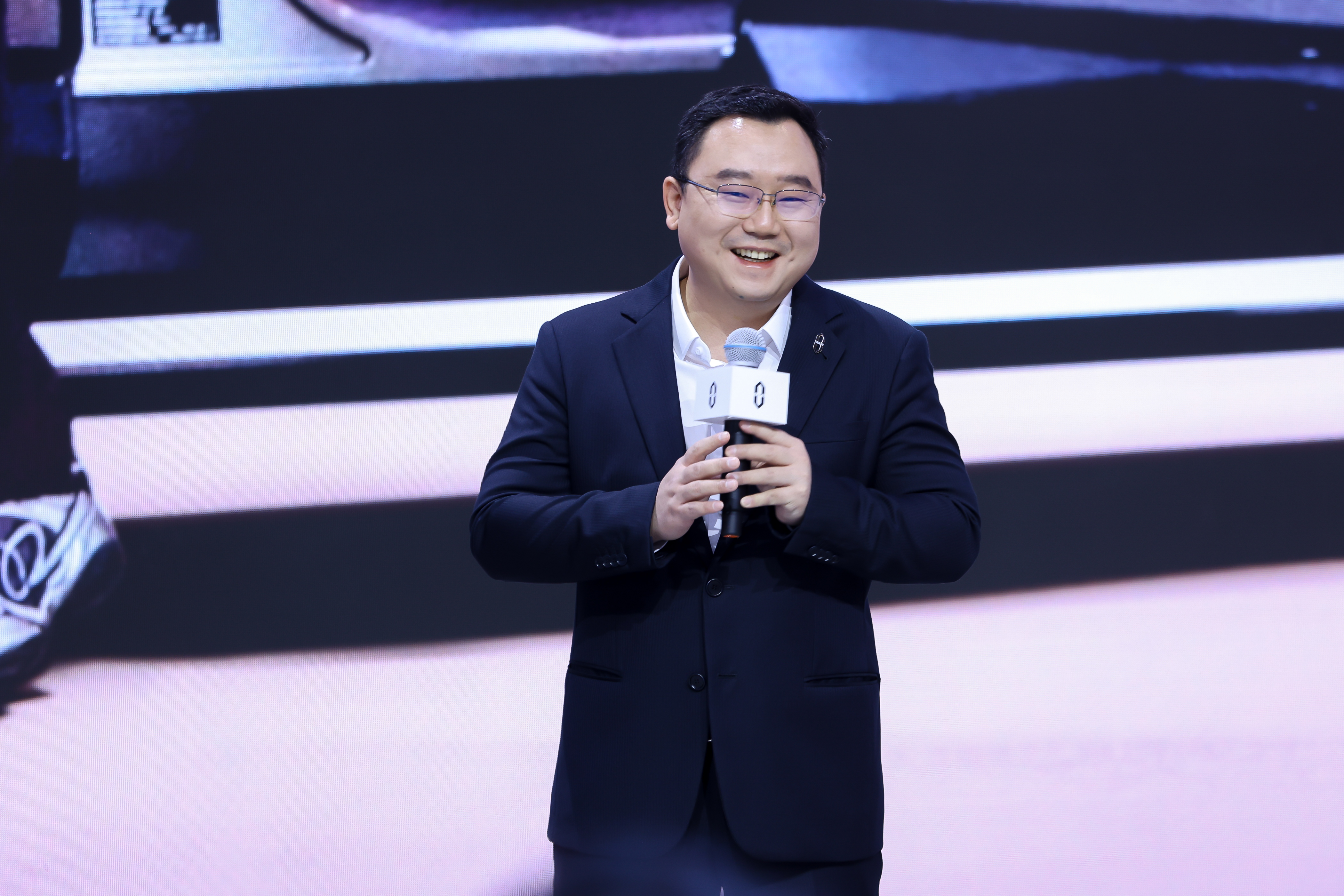 问界M6北京车展开启首批交付  赛力斯张正萍与白敬亭同台_商业头条网