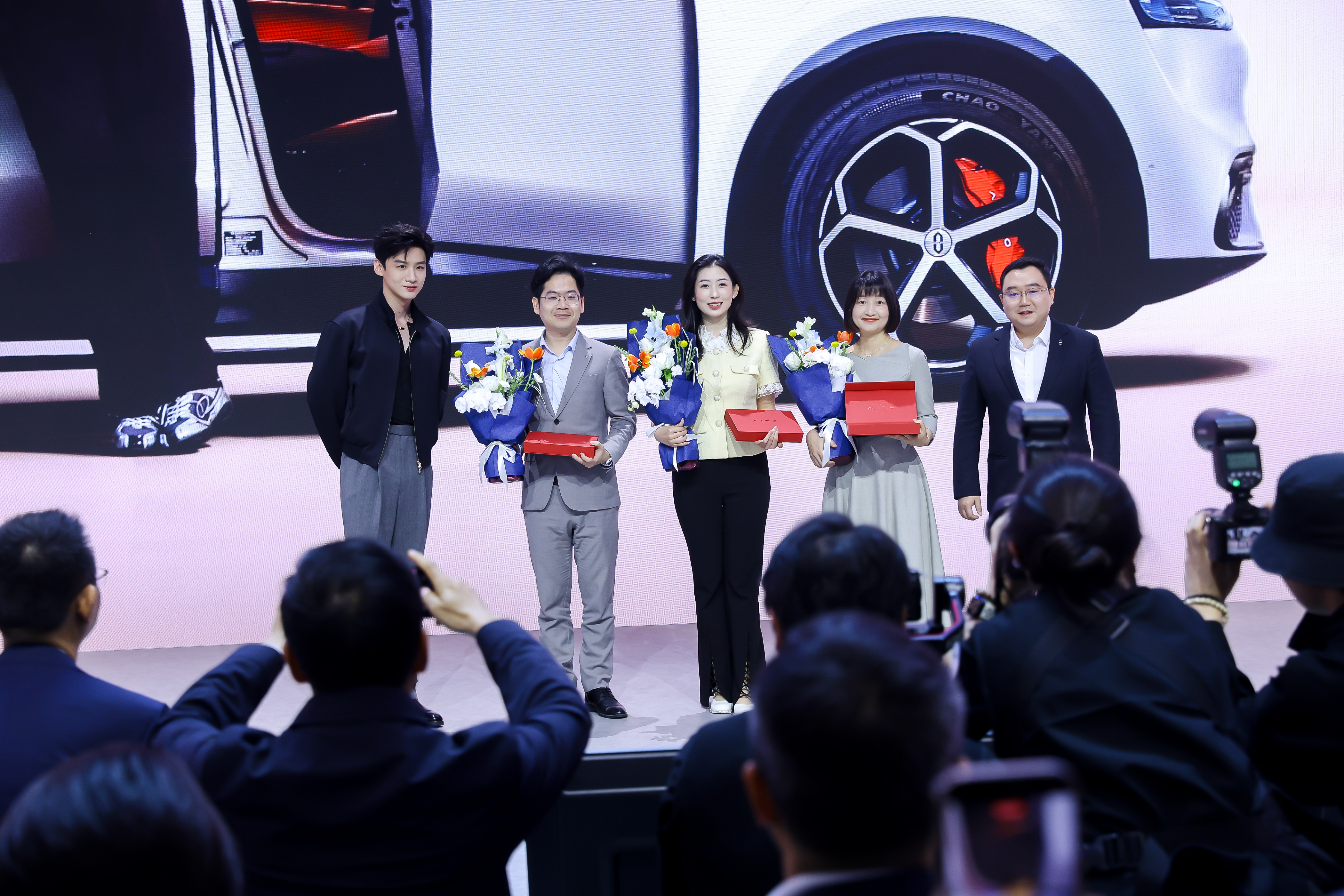 问界M6北京车展开启首批交付  赛力斯张正萍与白敬亭同台插图1