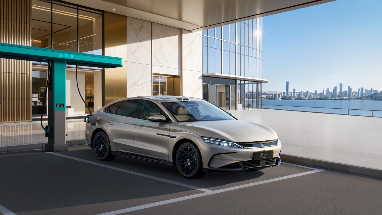 比亚迪汉EV闪充版携12大升级上市 售价17.98万-18.78万元_商业头条网