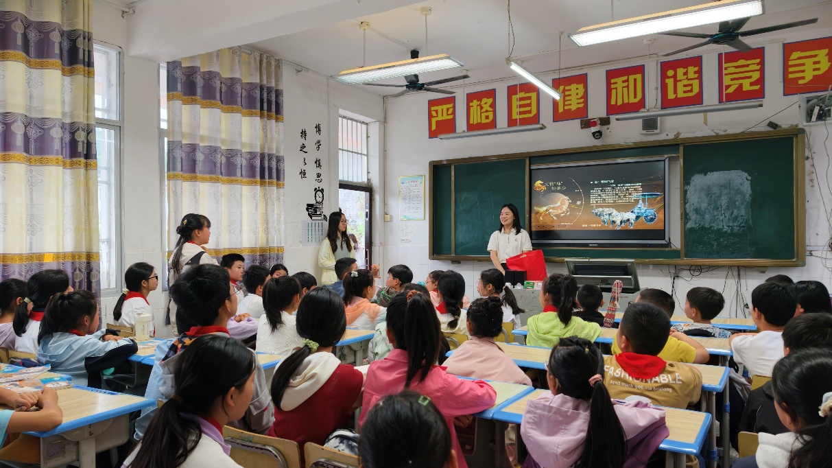 从助学到赋能 神龙汽车十四载坚守书写企业责任新篇插图3 从助学到赋能 神龙汽车十四载坚守书写企业责任新篇插图3
