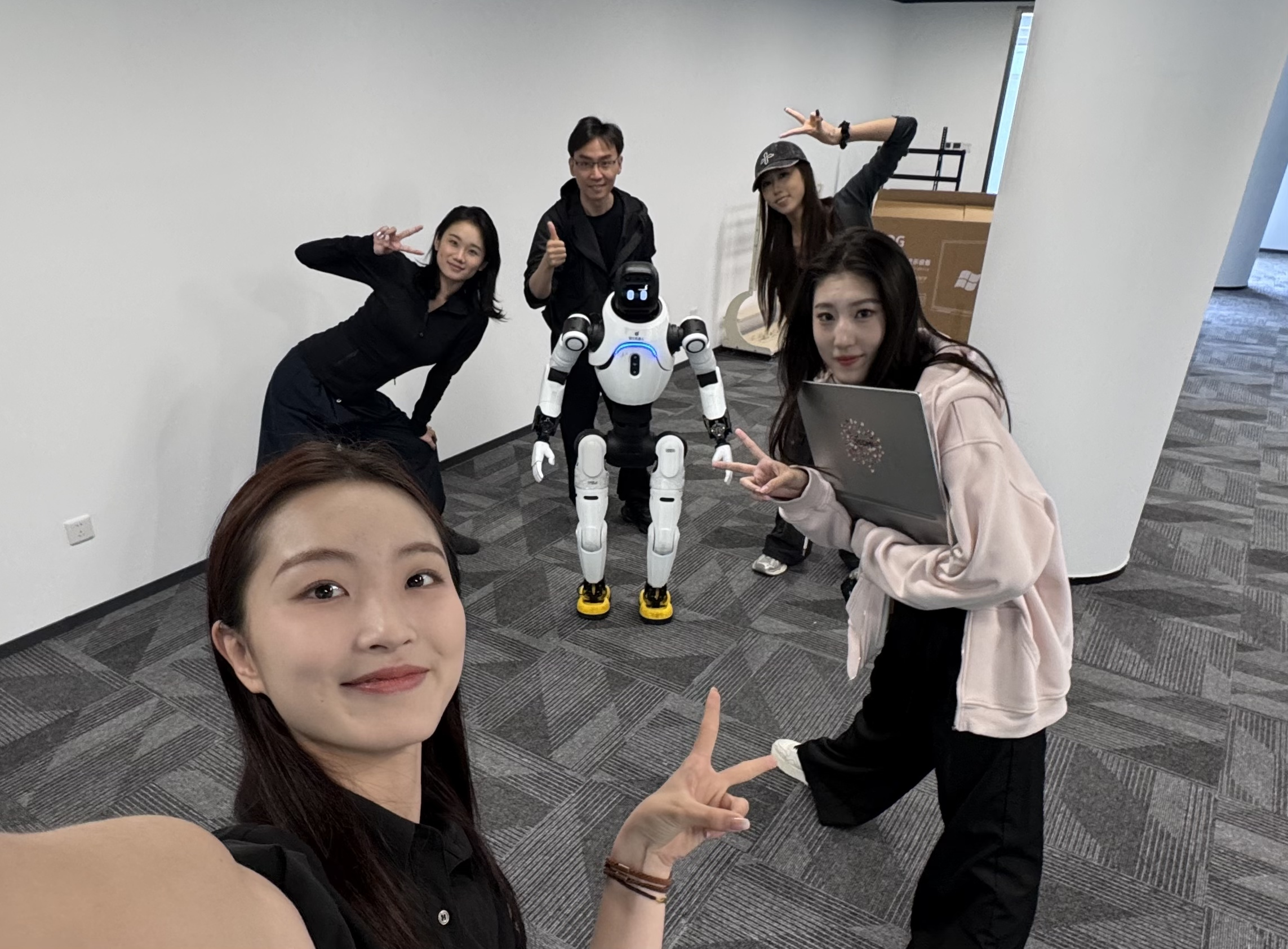 中央民族大学舞蹈学院携手智元、卓越星空,在新澳海底世界打造机器人童话盛宴