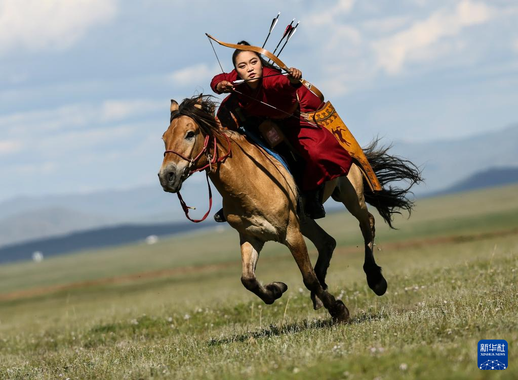蒙古女孩骑马图片