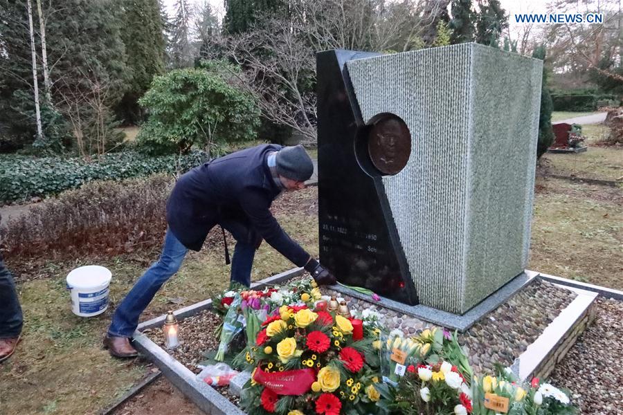 Feature: Chinese, Germans pay homage at tomb of John Rabe, 