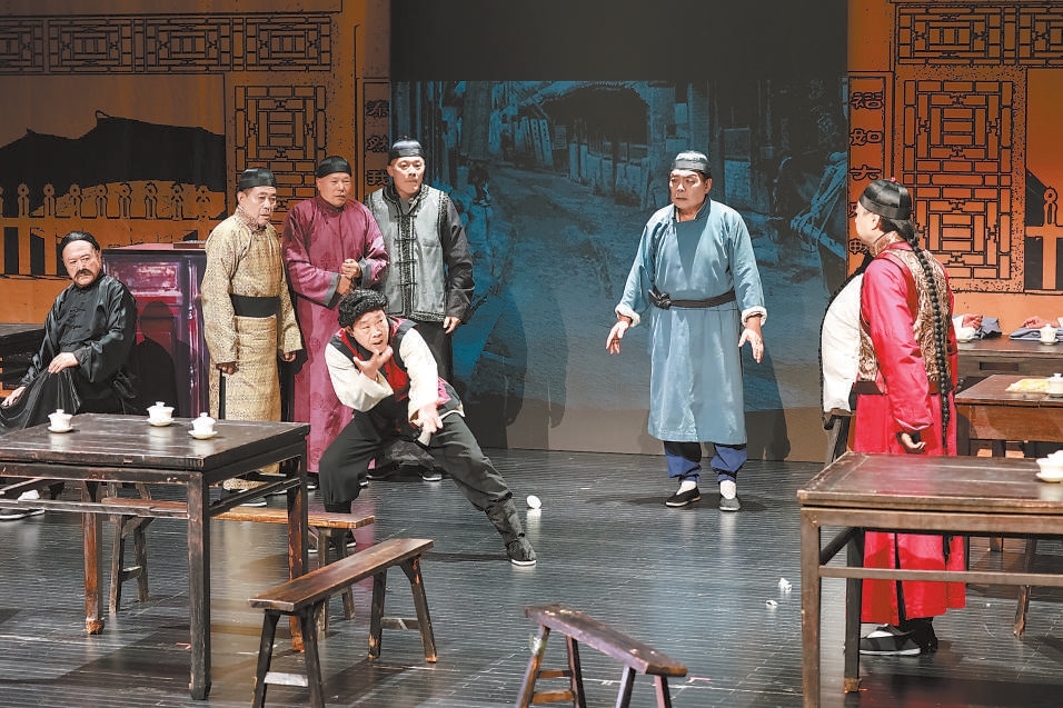 老艺术家倾情传帮带 非职业演员用心登舞台 “会员版”《茶馆》传承经典