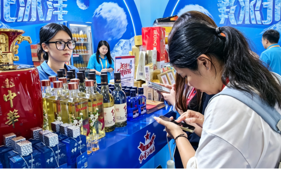 红星二锅头亮相第六届消博会—— 守非遗匠心焕年轻潮力 彰显老字号创新风采插图3