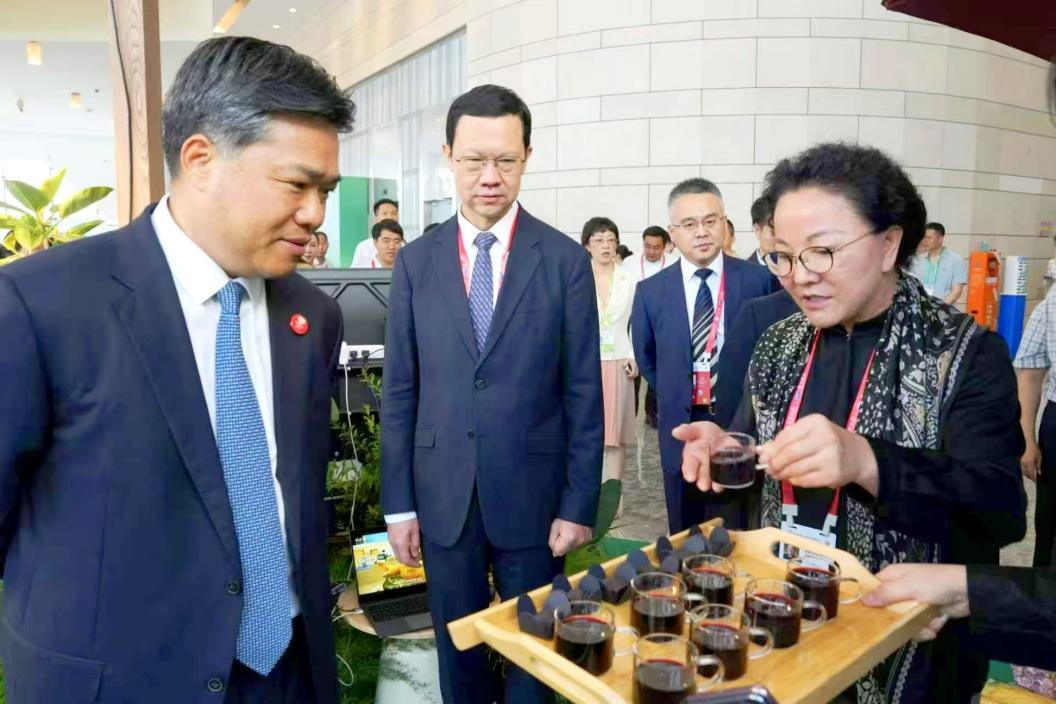 “何所有”品牌亮相第六届消博会 以商文旅融合新模式传递绿色消费理念插图1 “何所有”品牌亮相第六届消博会 以商文旅融合新模式传递绿色消费理念插图1