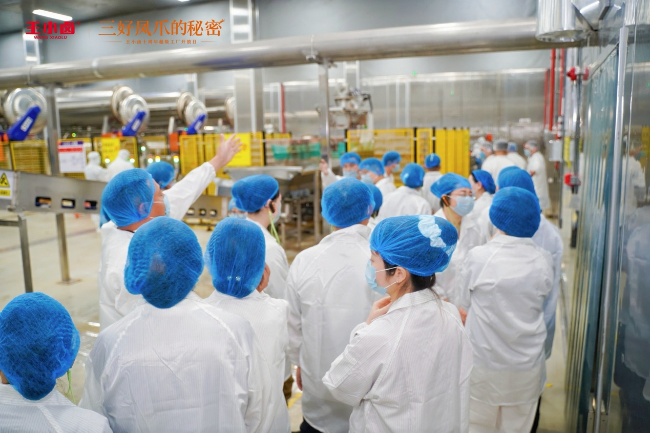 走进王小卤超级工厂：以透明生产筑牢卤味安全底色_商业头条网