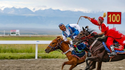 蹲直播“零元购”成堆快递塞满屋