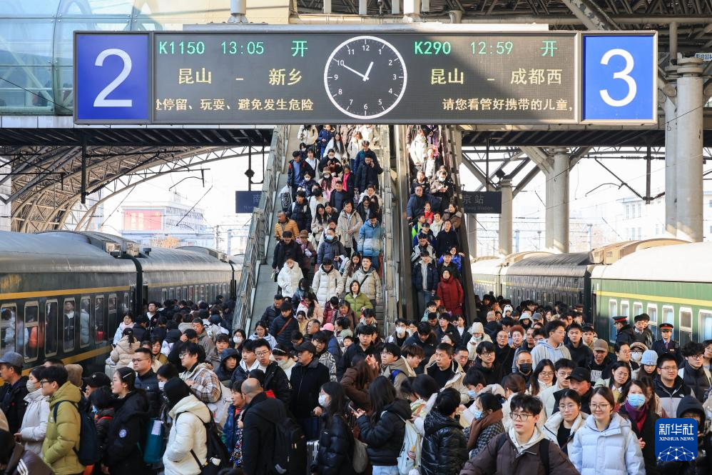 全国铁路迎来元旦假期返程客流高峰