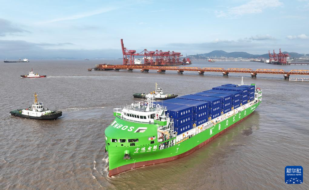 全球最大万吨级纯电动智能集装箱海船从宁波舟山港首航