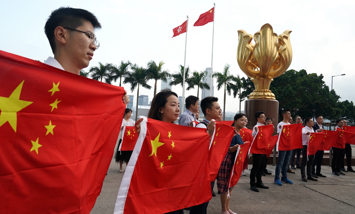 特写:金紫荆广场的70面国旗