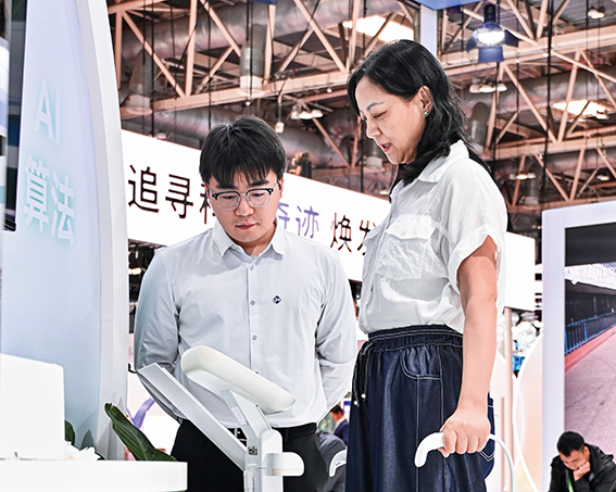 2026年6月25日,在链博会健康生活链展区通用技术展台,观众(右)体验一款体成分检测设备 吴青昊摄/本刊 2026年6月25日,在链博会健康生活链展区通用技术展台,观众(右)体验一款体成分检测设备 吴青昊摄/本刊