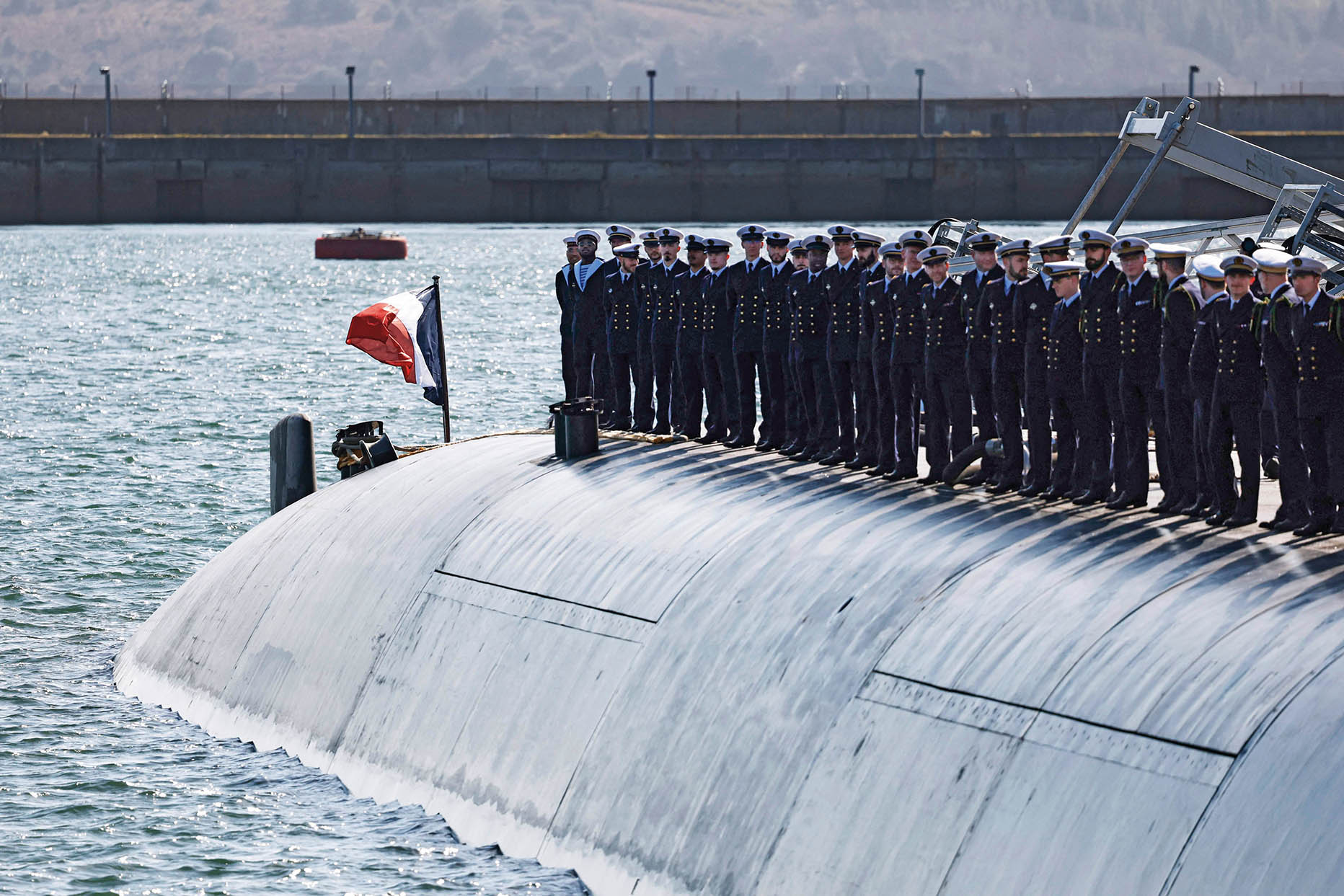 2026年3月2日,在法国西部克罗宗的长岛核潜艇基地,法国海军官兵在一艘潜艇上列队等候法国总统马克龙前来视察 2026年3月2日,在法国西部克罗宗的长岛核潜艇基地,法国海军官兵在一艘潜艇上列队等候法国总统马克龙前来视察