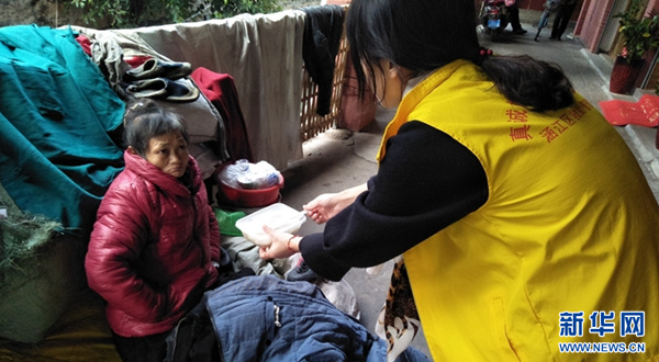 莆田涵江:社工走上街头为流浪者送温暖