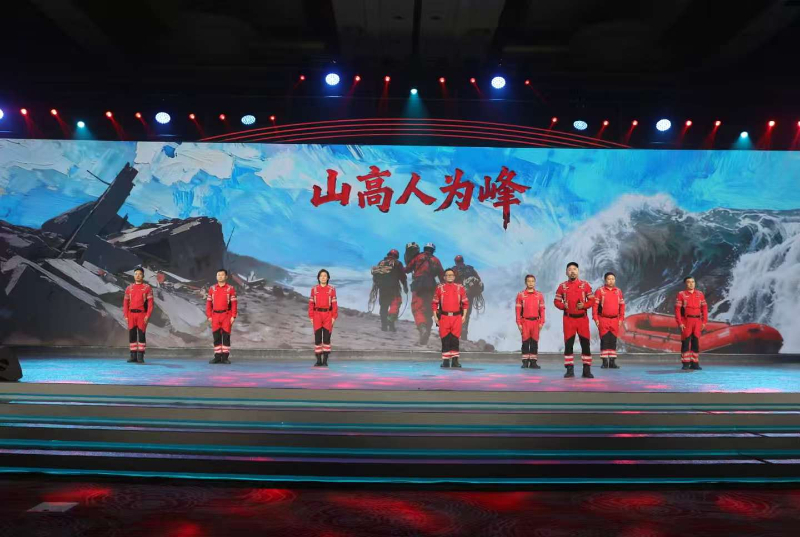 张善丰：《山高人为峰》