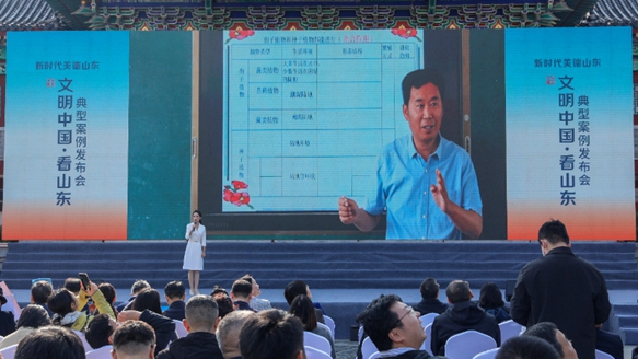 鲜花送文明 美德润肥城