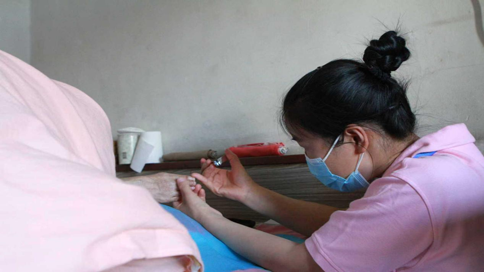 新华网民生观察丨“小保费”撬动“大需求”——长护险助力破解家庭失能难题