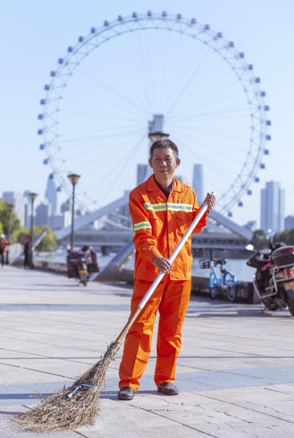 徐文华：36载坚守 一把扫帚绘就不凡人生