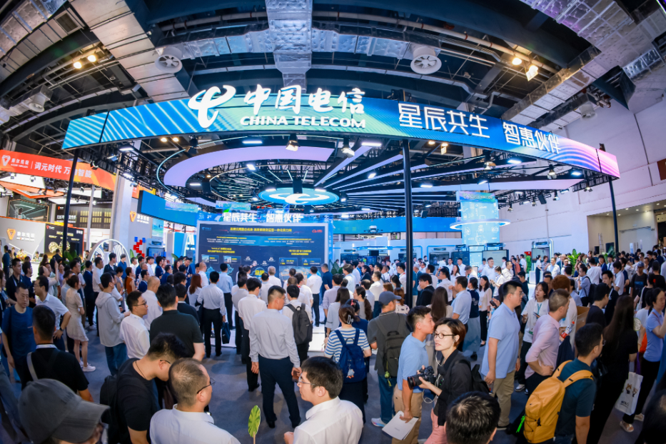 极窄带宽实现高清传输 远程机器人精准操控——中国电信闪耀WAIC 2026