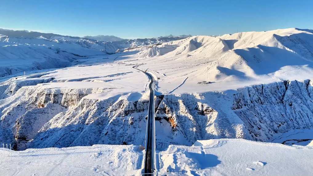 天山百里丹霞 雪后初霁展雄浑冬韵
