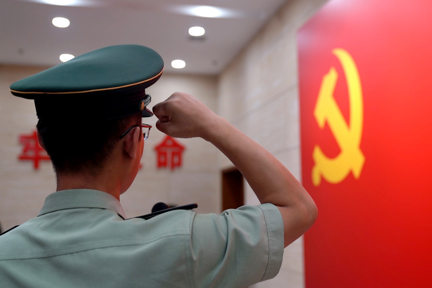 面向党旗,庄严宣誓.于少敏 摄