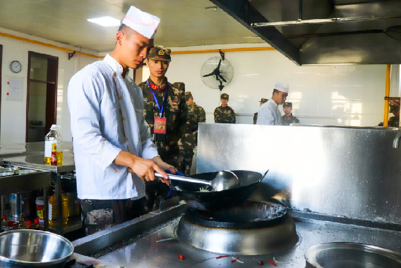 10月20日,炊事员进行厨艺比拼.肖扬 摄