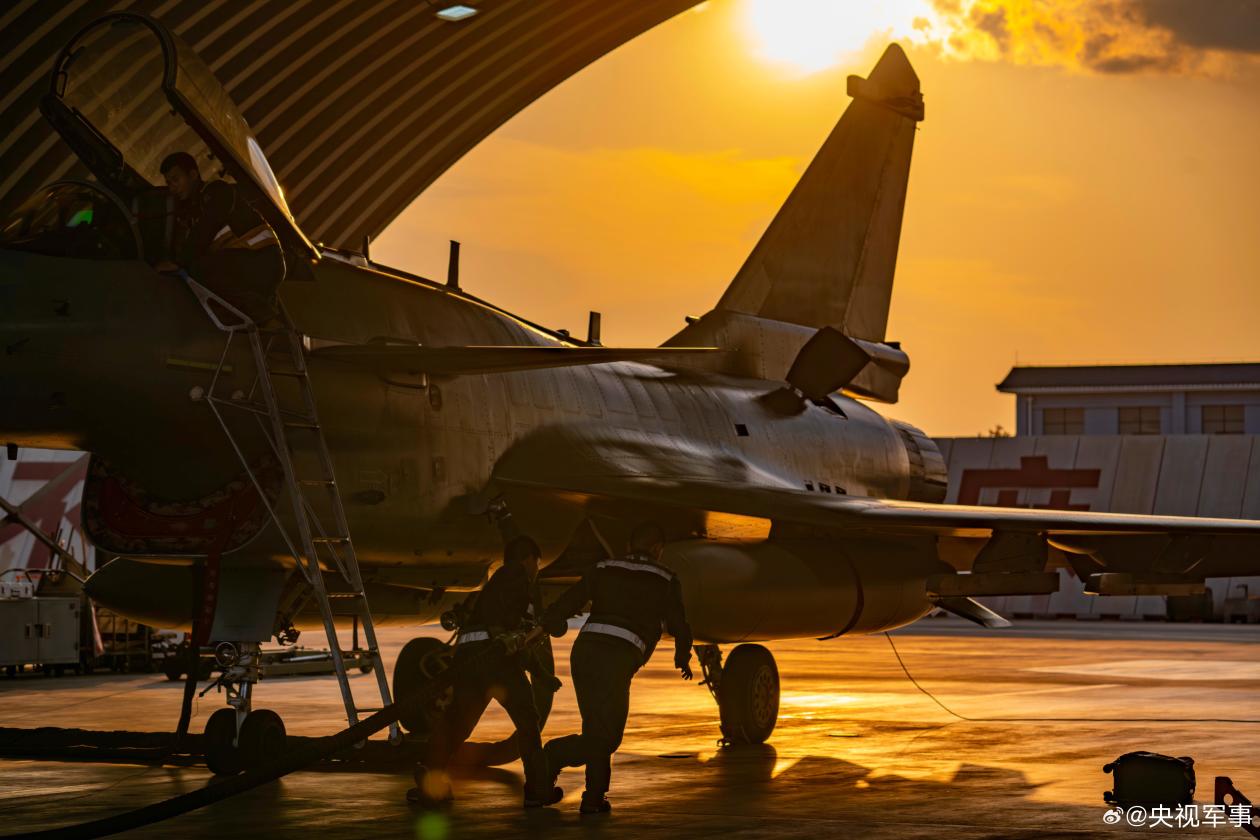 直奔目标空域！看战鹰身披霞光呼啸升空