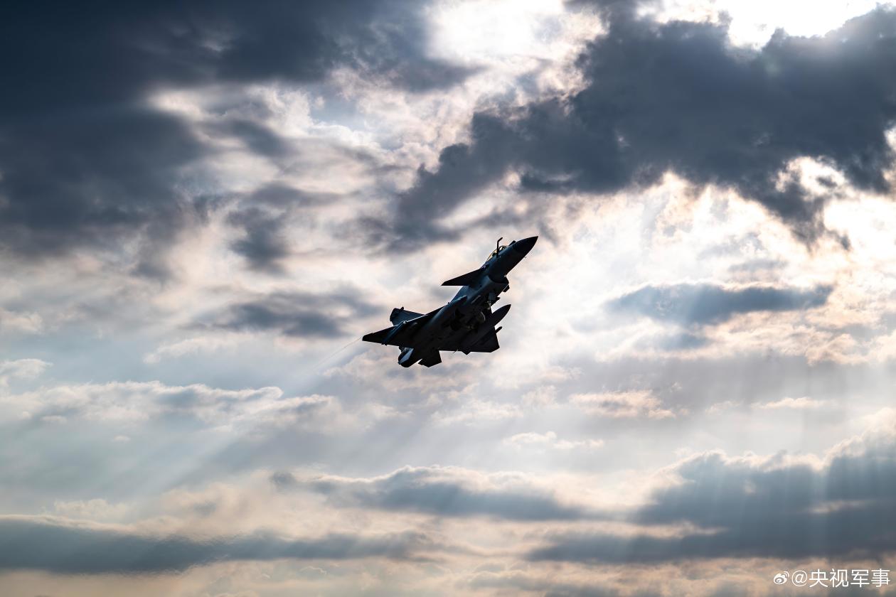 直奔目标空域！看战鹰身披霞光呼啸升空