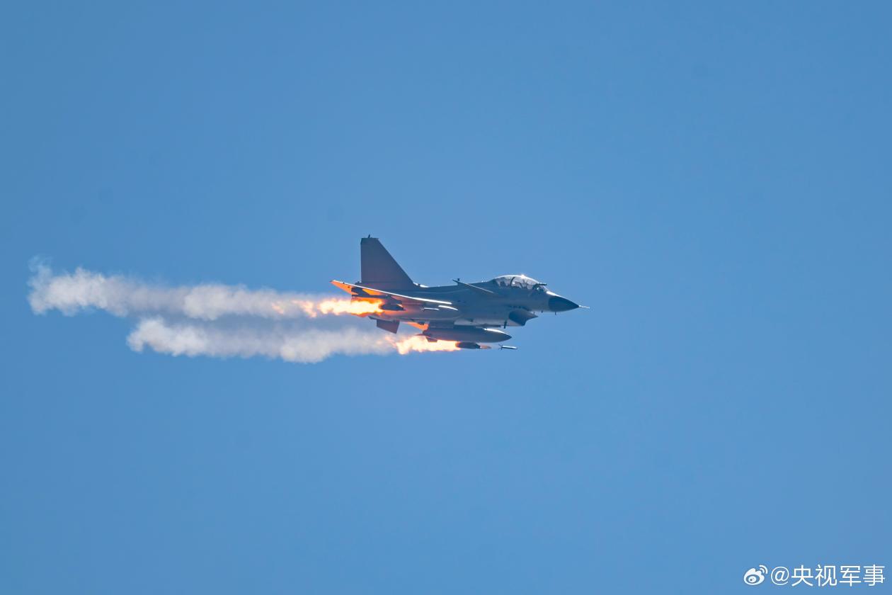 直奔目标空域！看战鹰身披霞光呼啸升空