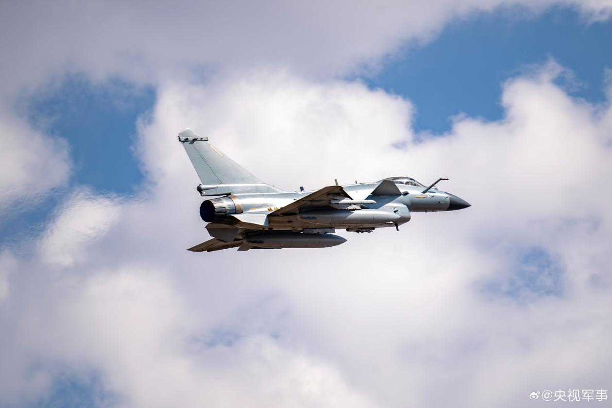 直奔目标空域！看战鹰身披霞光呼啸升空
