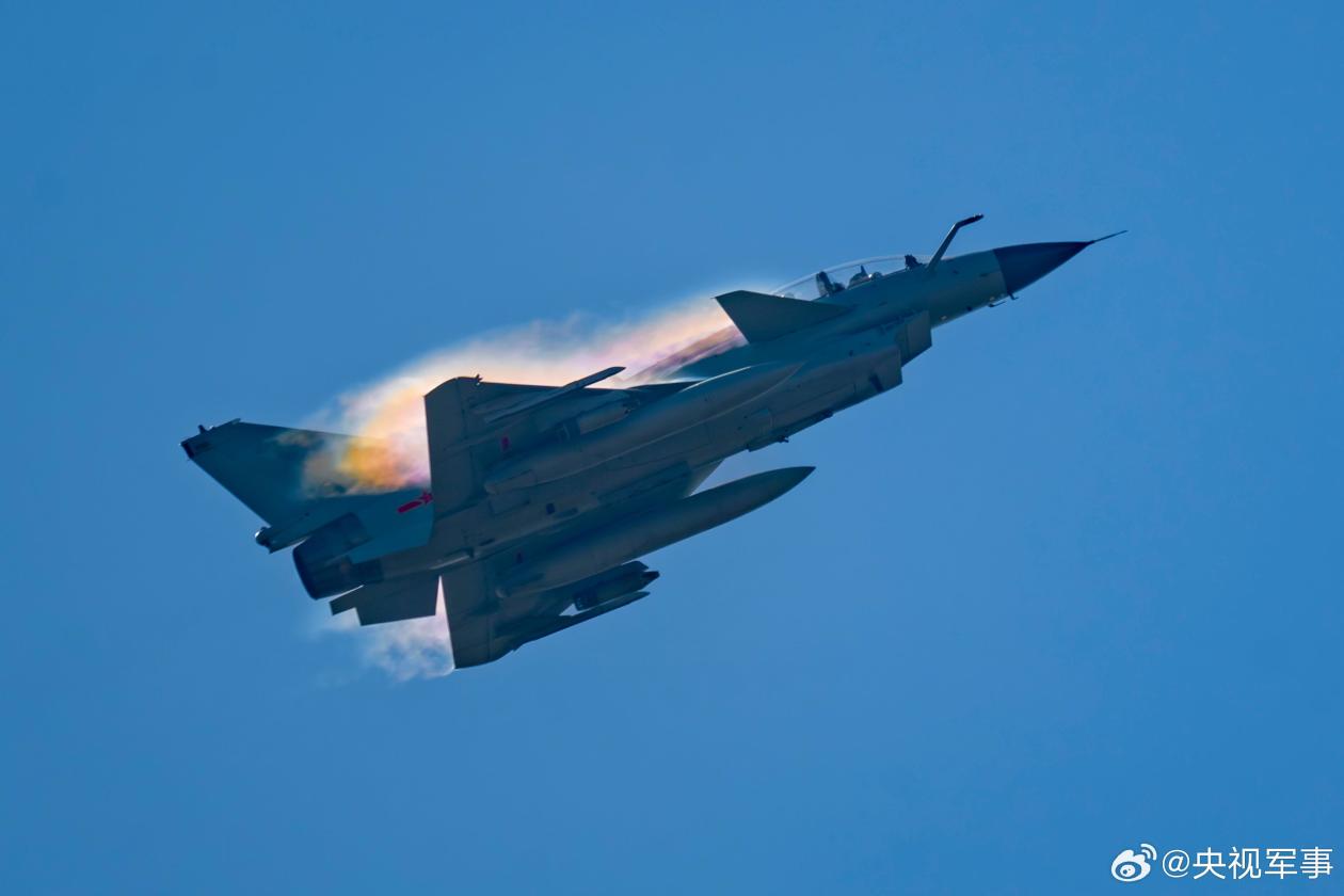 直奔目标空域！看战鹰身披霞光呼啸升空