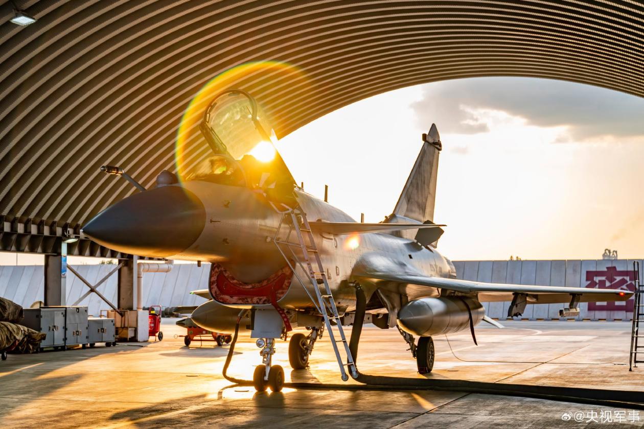 直奔目标空域！看战鹰身披霞光呼啸升空