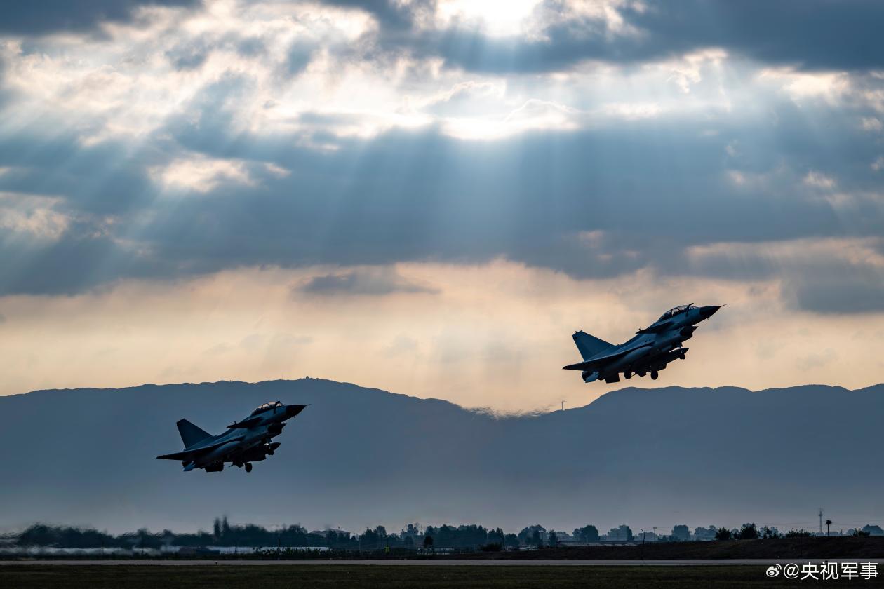 直奔目标空域！看战鹰身披霞光呼啸升空