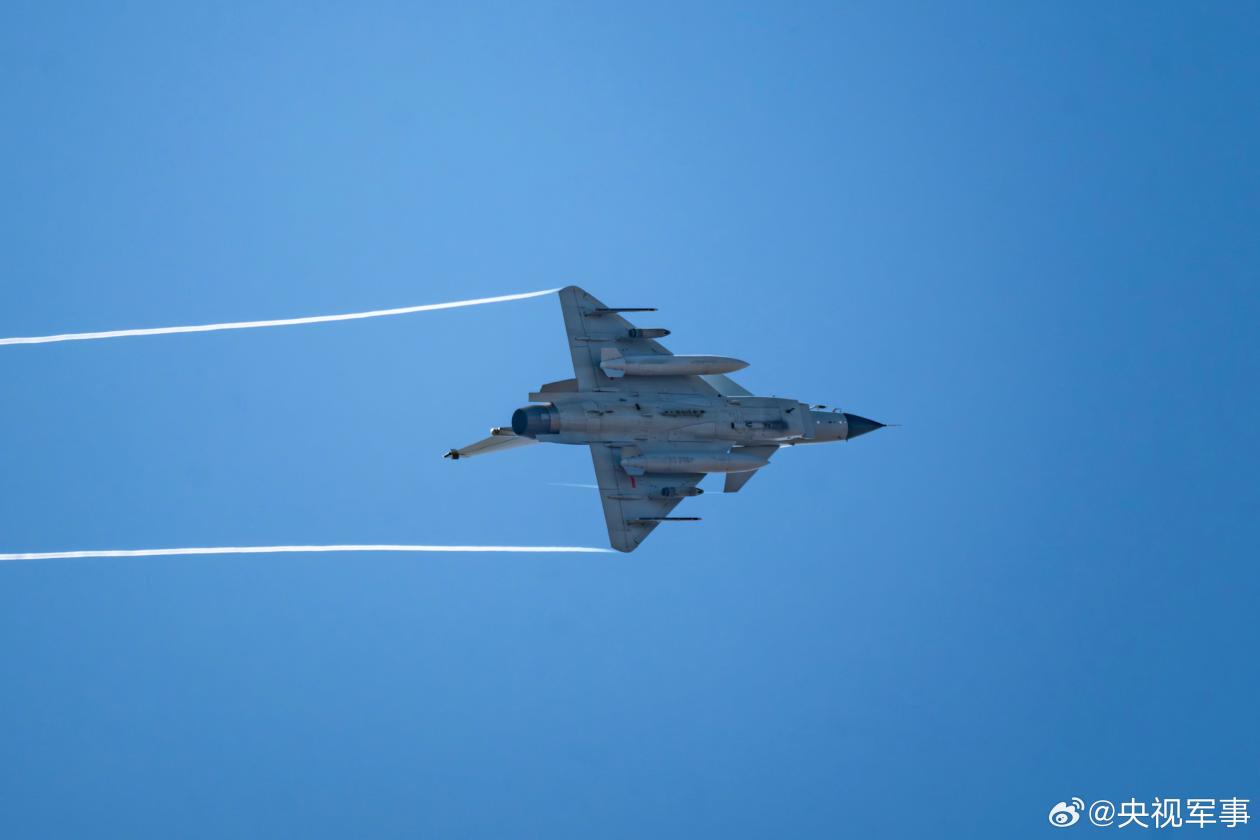 直奔目标空域！看战鹰身披霞光呼啸升空