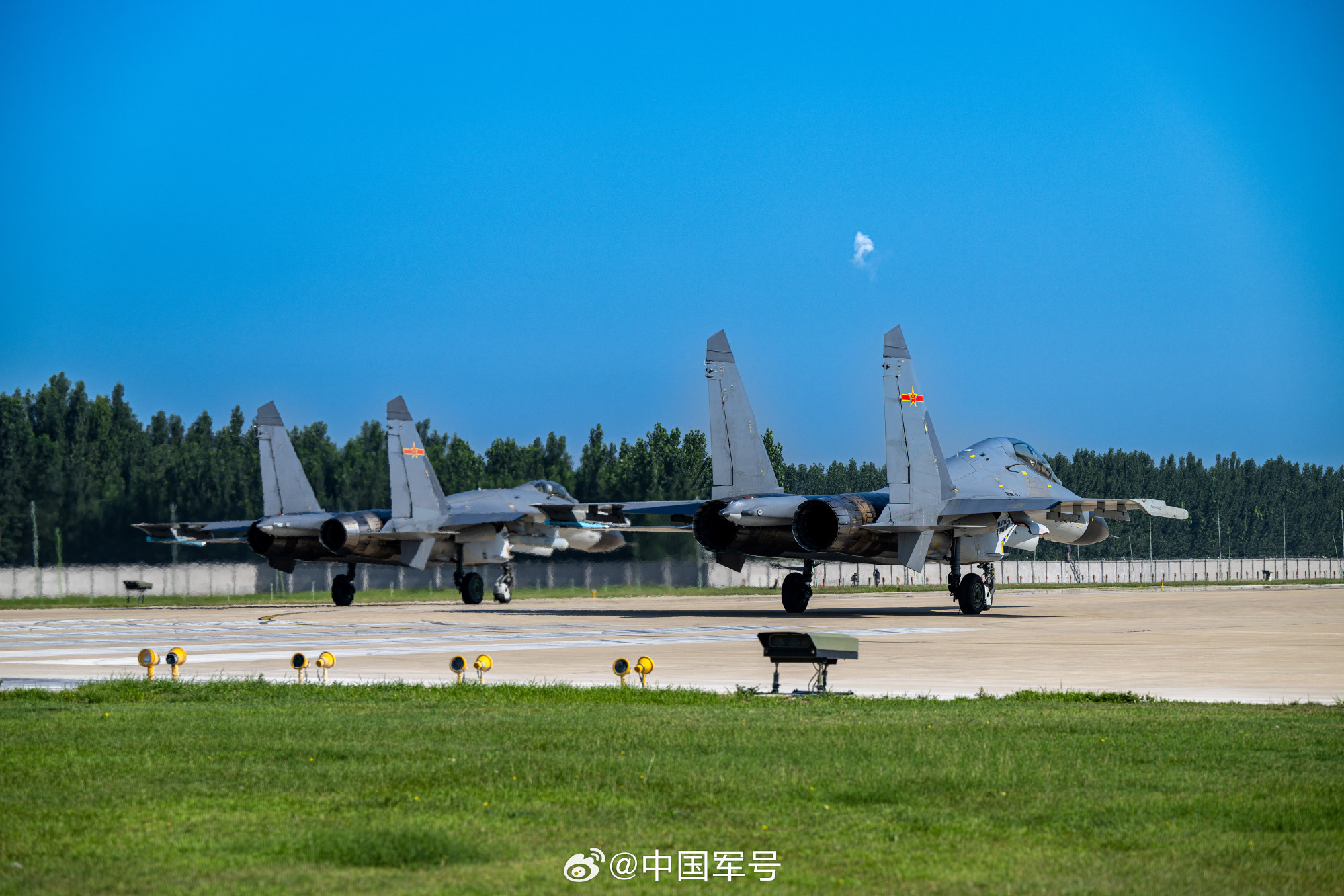 向云端！战机编队划破长空超帅-新华网