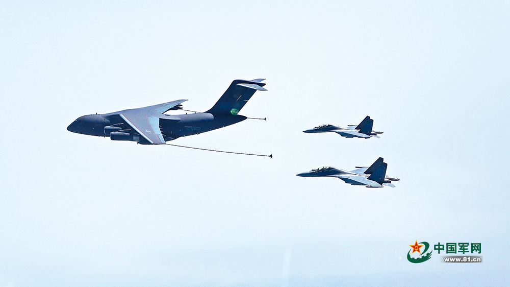 跨昼夜空中加油飞行训练上演云端之上“穿针引线”