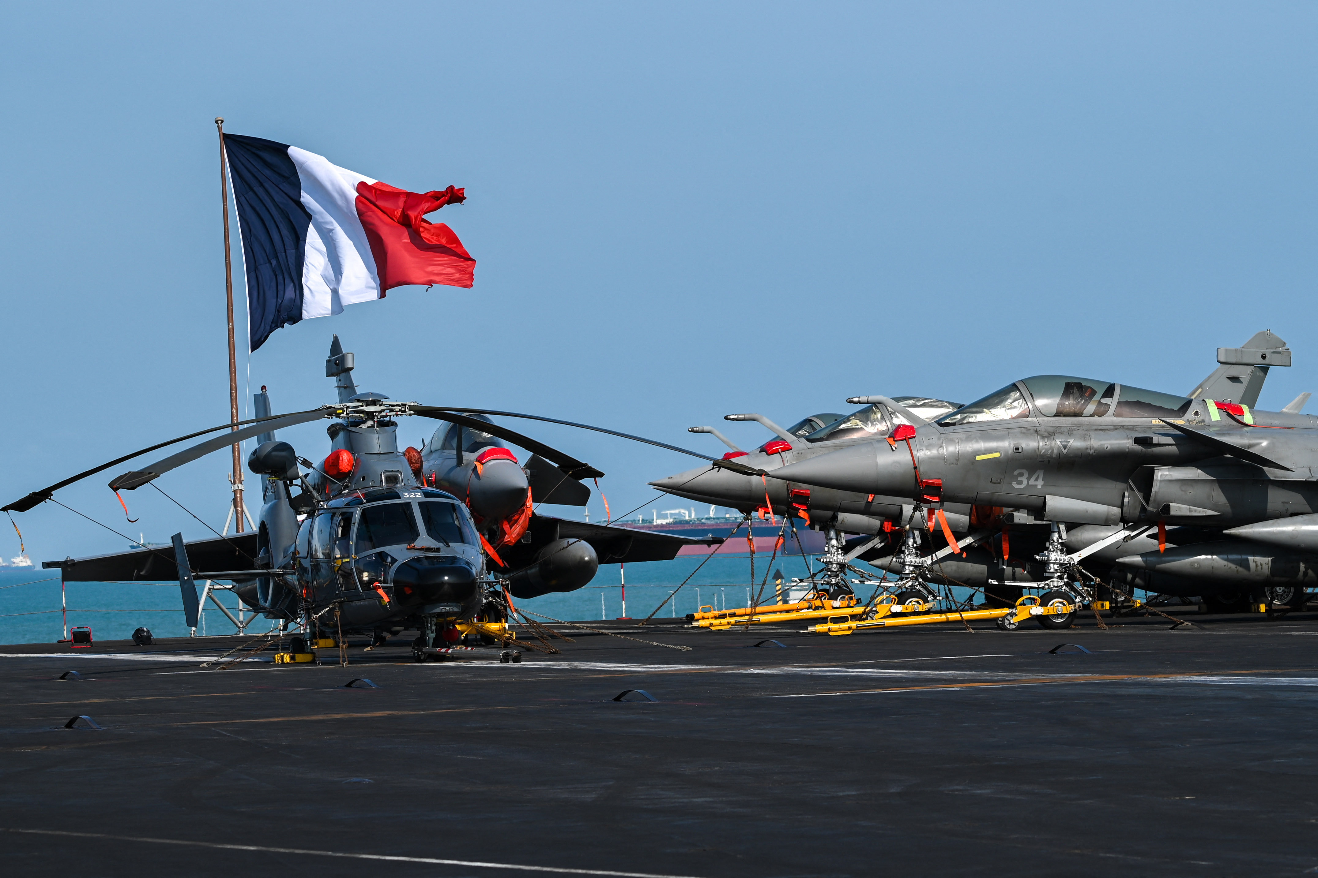 法首次从舰载机试射核导弹